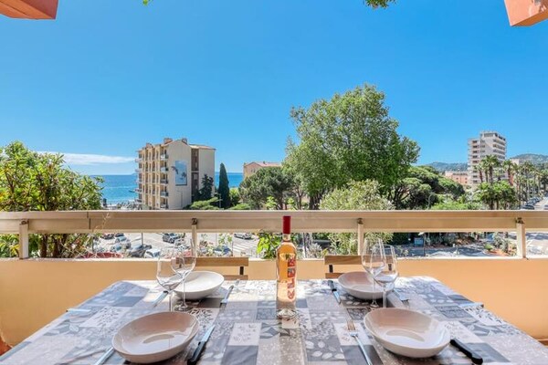 Le Diamant du Soleil: Nieuw appartement met zeezicht in centrum Le Lavandou - thumbnail 4