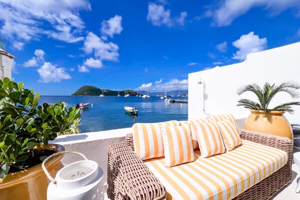 Villa La Perle des Saintes: luxe appartement aan het water op Terre-de-Haut - thumbnail 2