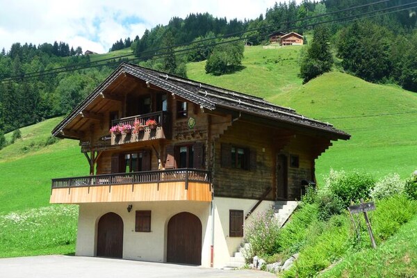 Vrijstaand chalet voor 9 personen met uitzicht op de Alpen in Le Grand Bornand - thumbnail 1