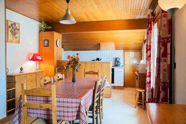 Ruim appartement met balkon en uitzicht op de Aravis, vlakbij centrum Grand-Bornand - thumbnail 2