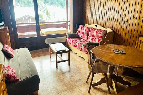 Licht studio-appartement met balkon op 700m van de pistes in Le Grand Bornand - thumbnail 1