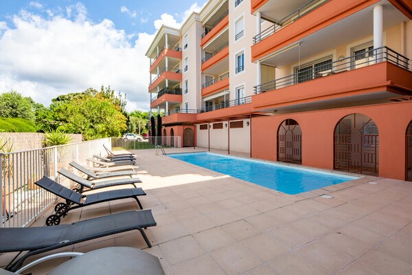 Licht appartement in Saint-Raphaël met terras, zwembad en garage - thumbnail 1