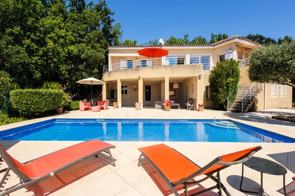 Luxueuze Provençaalse villa met zwembad en panoramisch uitzicht op Mont Ventoux - thumbnail 1