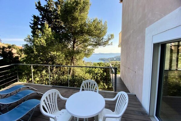 Gerenoveerd appartement met panoramisch zeezicht en groot balkon in Aiguebelle - thumbnail 1