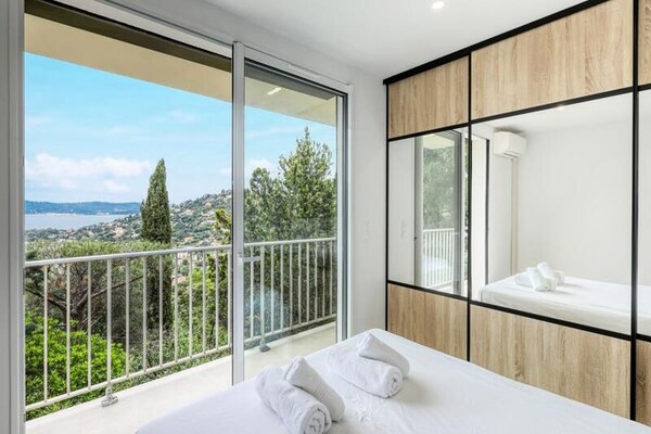 Gerenoveerd appartement met panoramisch zeezicht en groot balkon in Aiguebelle - thumbnail 3
