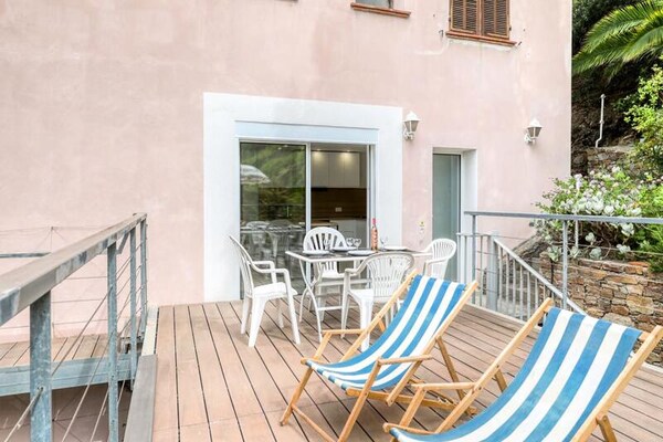 Gerenoveerd appartement met panoramisch zeezicht en groot balkon in Aiguebelle - thumbnail 5