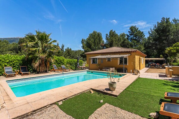 Villa De L'uba: Ruim appartement voor 10 in het groene Toulon - thumbnail 1