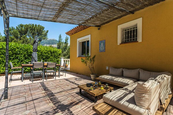 Villa De L'uba: Ruim appartement voor 10 in het groene Toulon - thumbnail 2