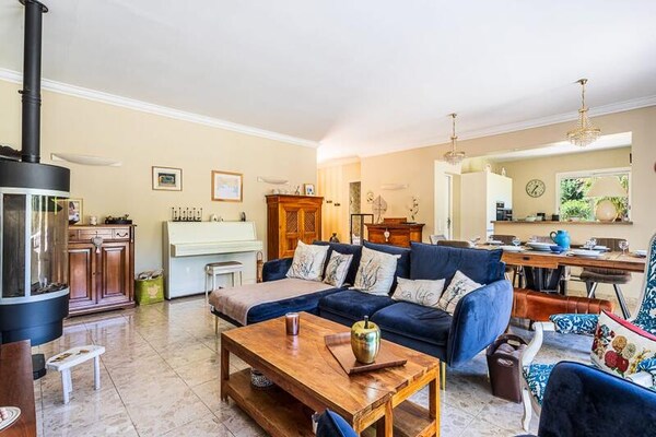 Villa De L'uba: Ruim appartement voor 10 in het groene Toulon - thumbnail 5
