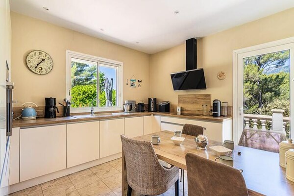 Villa De L'uba: Ruim appartement voor 10 in het groene Toulon - thumbnail 6