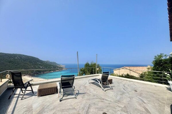 Architectenvilla met panoramisch zeezicht op 100m van strand Tizzano - thumbnail 3