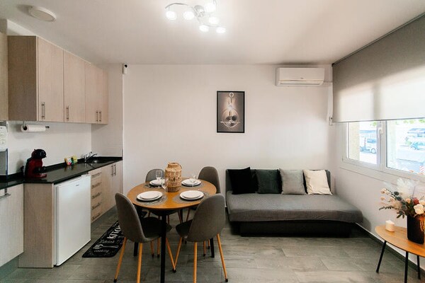 Kompakt studio-appartement aan de grachten van Empuriabrava - thumbnail 1