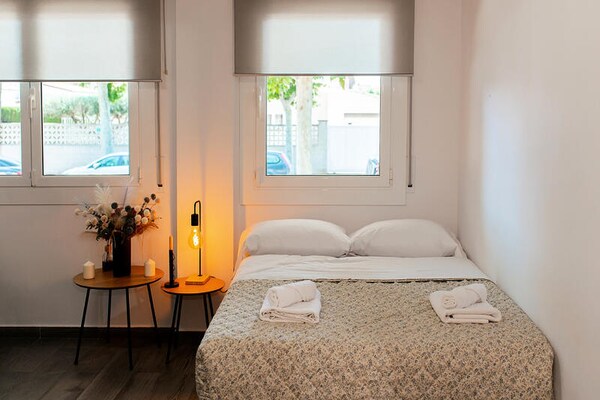 Kompakt studio-appartement aan de grachten van Empuriabrava - thumbnail 3