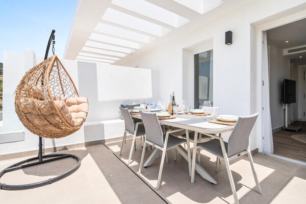 Modern appartement aan kristalheldere lagune bij Casares, vlakbij Estepona - thumbnail 3