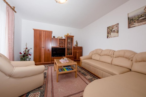 Ruim appartement voor 5 met terras vlakbij zee op Rab - thumbnail 1