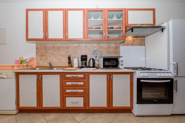 Ruim appartement voor 5 met terras vlakbij zee op Rab - thumbnail 4