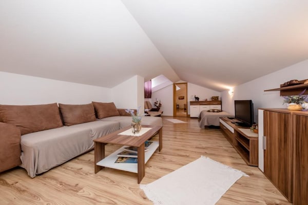 Knus appartement met terras op zonovergoten Rab, vlakbij zee - thumbnail 2