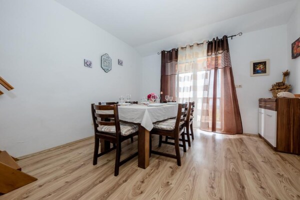 Knus appartement met terras op zonovergoten Rab, vlakbij zee - thumbnail 5