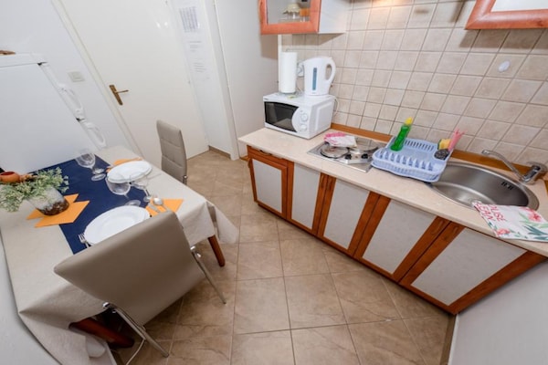 Knus studio-appartement met terras op het eiland Rab, vlak bij zee - thumbnail 2