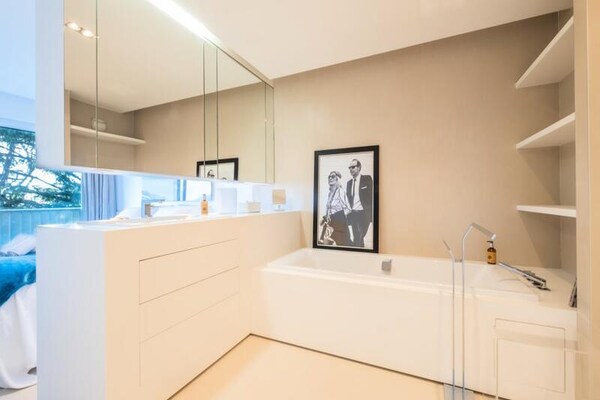 Licht appartement in Cannes met zwembad, tennis en panoramisch zeezicht - thumbnail 6