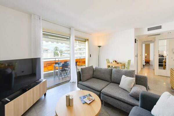 Gerennoveerd 2-kamerappartement met terras op 7 minuten van strand Cannes - thumbnail 1