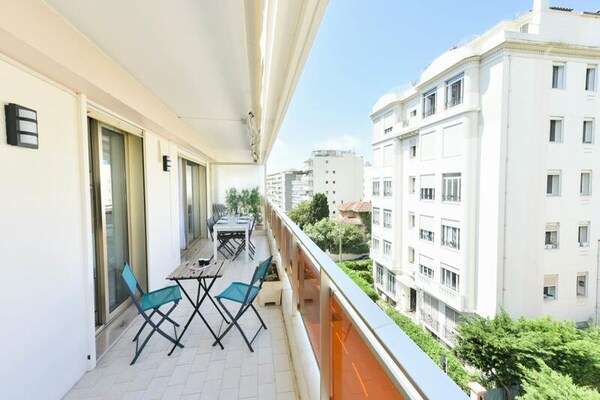 Gerennoveerd 2-kamerappartement met terras op 7 minuten van strand Cannes - thumbnail 6