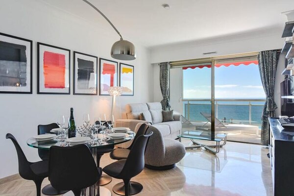 Licht appartement met panoramisch zeezicht in Cannes la Bocca - thumbnail 2