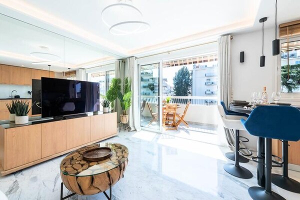 Gerenoveerd Appartement met Zonnig Terras in het Hart van Cannes - thumbnail 1