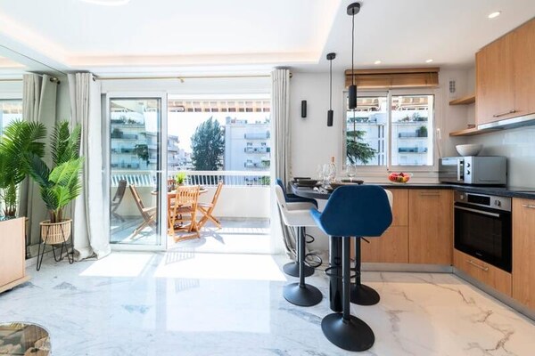 Gerenoveerd Appartement met Zonnig Terras in het Hart van Cannes - thumbnail 4