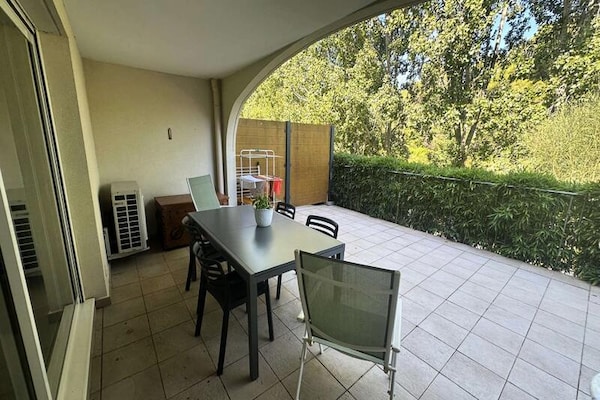Luxe appartement op de begane grond, 30 m² terras, zwembad, vlakbij strand - thumbnail 1