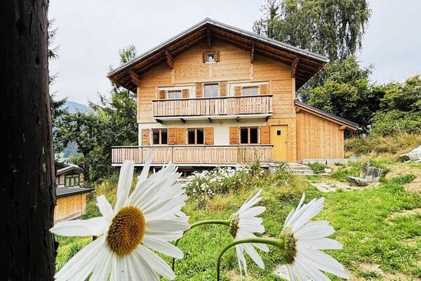 Chalet L'Outa: Ruim 220m² chalet voor 10 personen in Notre-Dame-de-Bellecombe - thumbnail 1