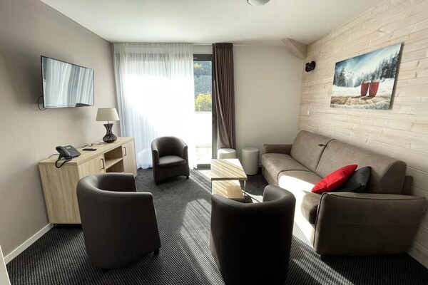 Ruim appartement voor 8 aan de voet van de Pyreneeën met zwembad en uitzicht - thumbnail 1