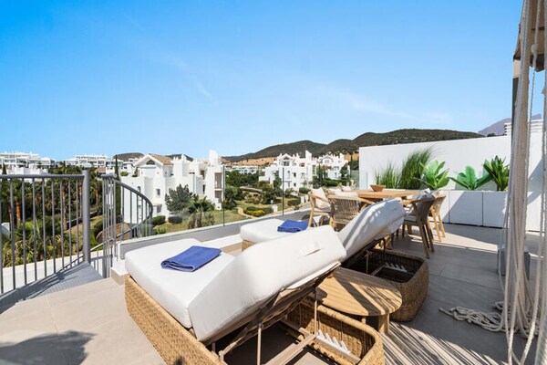 Appartement aan de Crystal Lagoon van Casares met privétuin - thumbnail 3