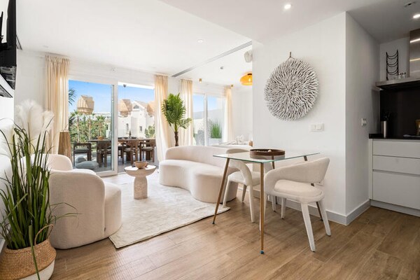 Appartement aan de Crystal Lagoon van Casares met privétuin - thumbnail 6