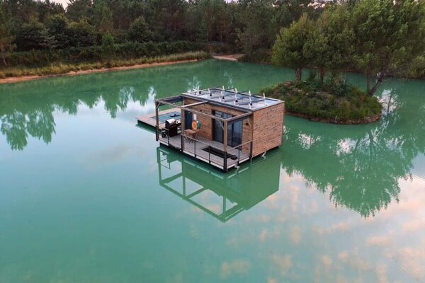 Unieke drijvende lodge op privévijver in de Dordogne - thumbnail 1
