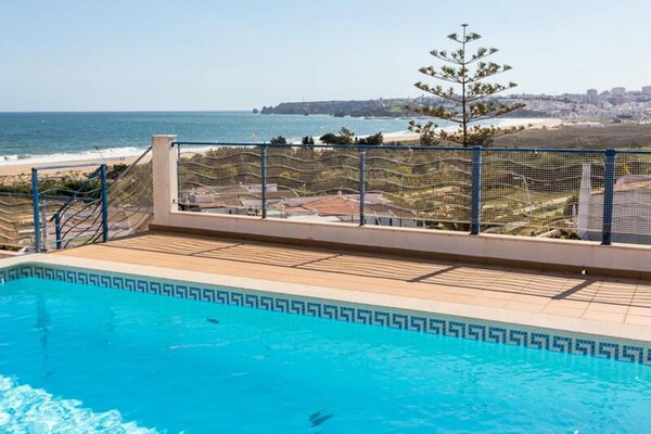 Luxe appartement aan Meia Praia met oceaanzicht en zwembad - thumbnail 1