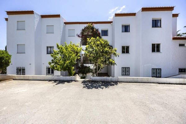Licht appartement met 2 slaapkamers en oceaanzicht in Praia da Luz - thumbnail 1