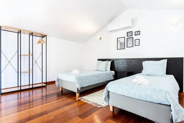 Poolview Loft in Baia da Luz: Modern duplex appartement op loopafstand van strand - thumbnail 5