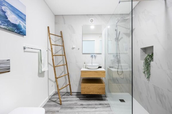 Frontline Seaview Apartment: Direct aan zee in Salema met panoramisch uitzicht - thumbnail 4