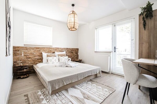 Marley's Beachhouse: Luxe gastenkamer met balkon, 250m van het strand - thumbnail 1