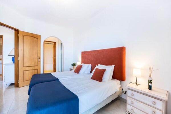 Rustiek appartement met zwembad en panoramisch uitzicht op zee in Budens - thumbnail 1