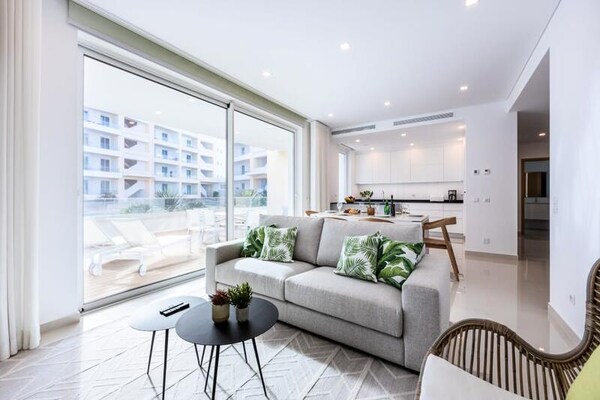 Luxe 3-slaapkamer appartement met zwembadzicht in Lagos, dichtbij strand en haven - thumbnail 1