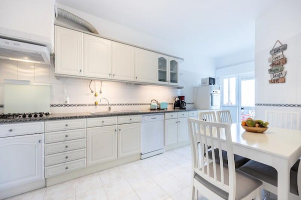 Stylish Seashore Apartment: Modern verblijf in hartje Lagos - thumbnail 4