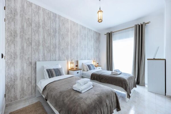 Stylish Seashore Apartment: Modern verblijf in hartje Lagos - thumbnail 6