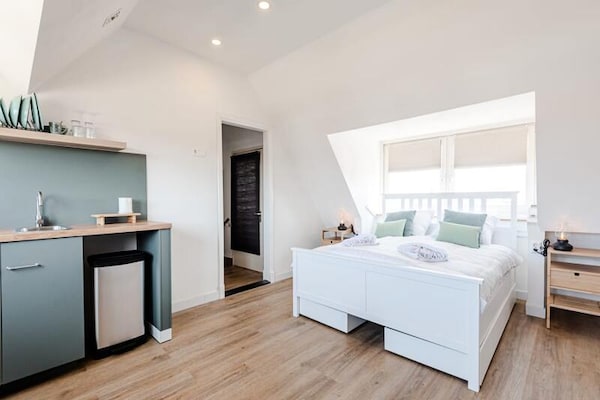 Albatros Aan Zee: Intiem strandappartement voor 2 in hartje Zandvoort - thumbnail 1