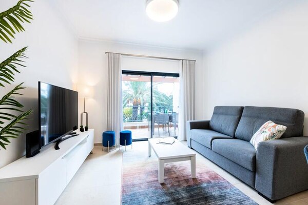 Licht appartement met zwembadzicht op loopafstand van Porto de Mos strand - thumbnail 1