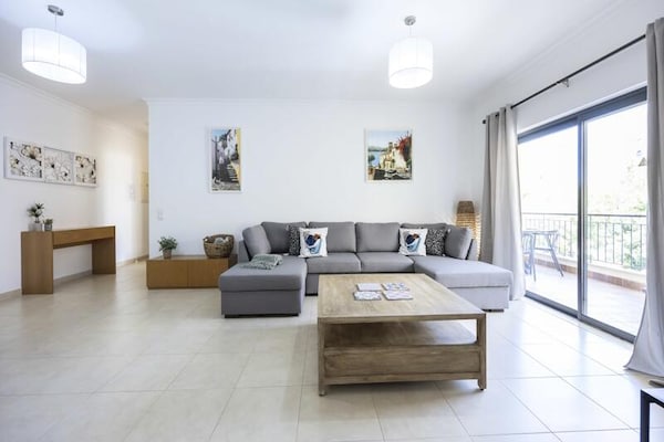 Licht appartement in Lagos met zwembad, fitness & privébalkons op zuiden - thumbnail 1