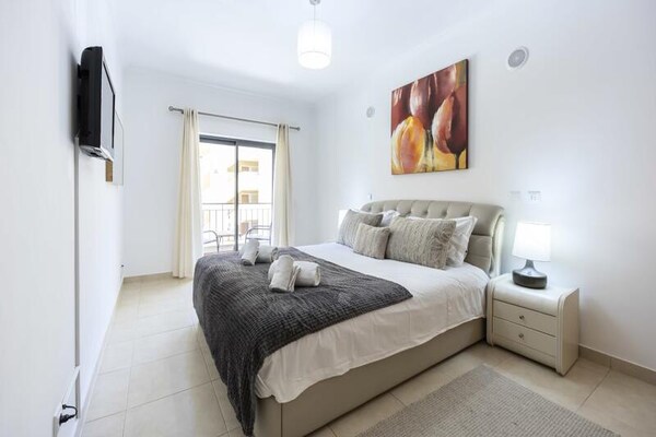 Licht appartement in Lagos met zwembad, fitness & privébalkons op zuiden - thumbnail 4