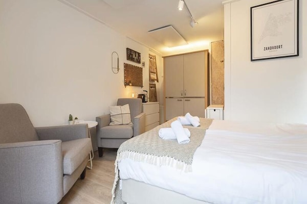 Stijlvol studio-appartement in hartje Zandvoort, 250m van het strand - thumbnail 2