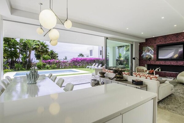 Luxe appartement bij Marbella met zeezicht, tuin en 3 slaapkamers - thumbnail 1